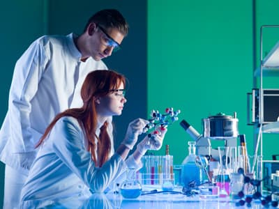 Zwei Forscher untersuchen ein Molekülmodell im Labor.