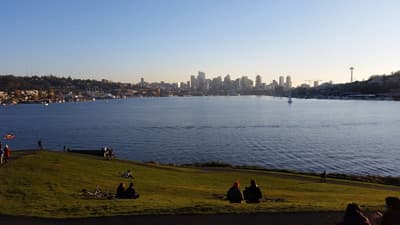Blick auf See und Skyline von Seattle