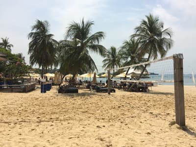Beachvolleyball-Feld an einem Strand in Singapur