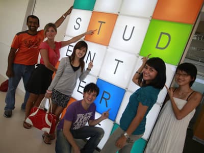 Studenten am Service Point der JCU Singapore