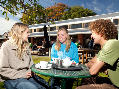 Studenten beim Teetrinken auf dem Campus.