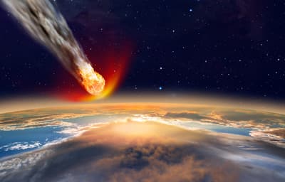 Asteroid fliegt auf die Erde zu.