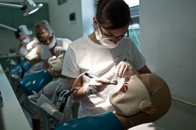Studenten der Zahnmedizin an der Palacky University üben an Dummies.