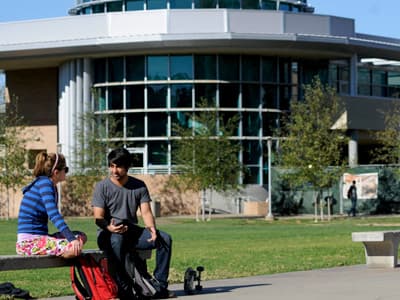 Studenten auf dem UCR Campus.