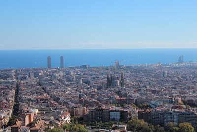 Blick auf Barcelona (Spanien) mit Mittelmeer im Hintergrund