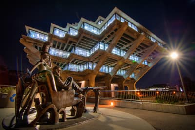 Futuristische Bibliothek der UC San Diego mit Dr. Seuss Statue davor