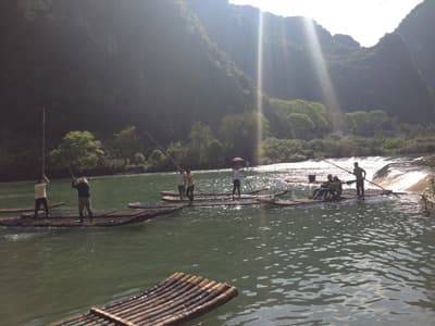 Menschen auf Floßen Yangshuo