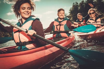 Junge Erwachsene gemeinsam auf Kajaktour