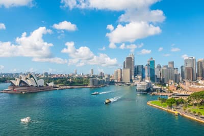 Stadtansicht auf Sydney mit Hafen und Oper