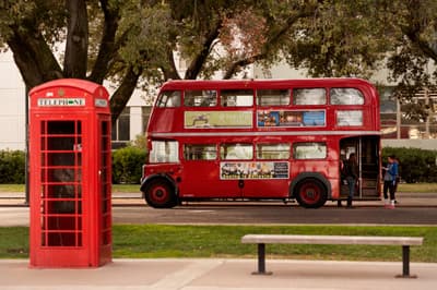 Eine englische Telefonzelle und ein roter Doppeldeckerbus