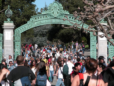 Studenten laufen durch das Eingangstor der UC Berkeley
