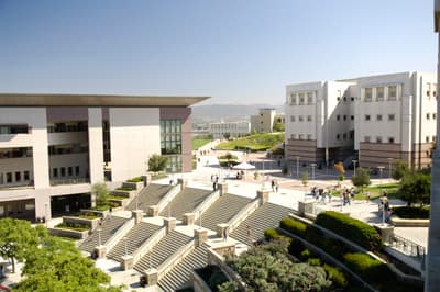 Blick auf den modernen Campus der CSU San Marcos