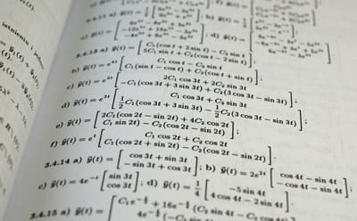 Mathematische Formeln an einer Tafel