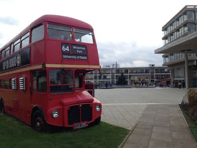 Campus und roter Bus
