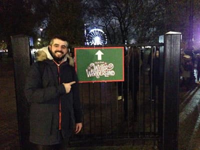 Stipendiat Damir vor dem Eingang des Winterwonderland in London