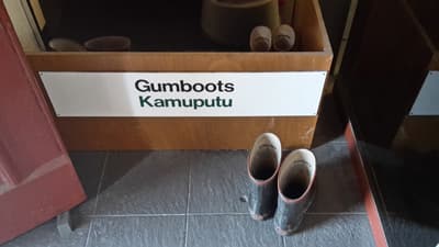 Gummistiefel Box vor einem Seminarraum in Neuseeland.
