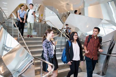 Studenten im futuristischen Treppenhaus der Business School