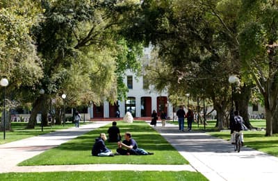 Studenten auf dem grünen Campus der UC Davis
