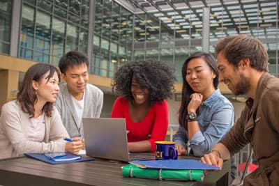 Internationale Studierende der UCI vor einem Laptop