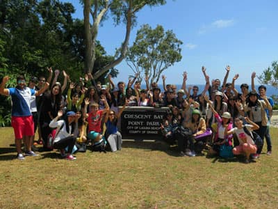 Studierende der UCI stehen vor dem Balboa Beach