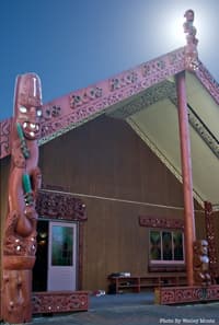 Ein kunstvoll verziehrtes Haus mit Maori-Ornamenten
