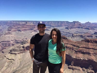 Ein junges Paar vor dem Grand Canyon