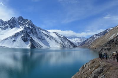 Eisige Seen- und Gebirgslandschaft