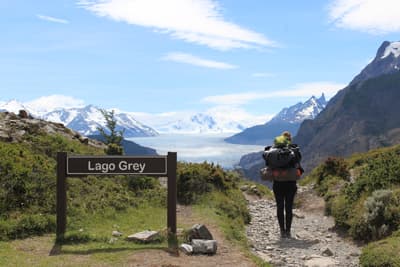 Studentin vor beeindruckender Landschaft am Lago Grey mit Gletscher