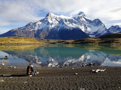 Studentin vor beeindruckendem Bergpanorama in Patagonien