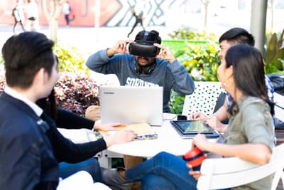 Eine Gruppe Studenten mit VR-Brille