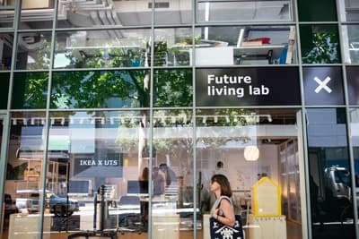 Ein verglaster Raum mit der Überschrift Future living lab