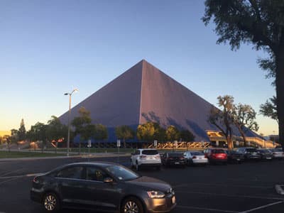 Eine Pyramide auf dem Campus
