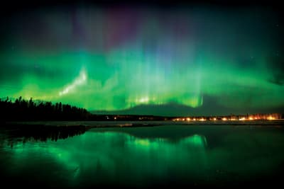 Nordlichter über einem See in Thunder Bay