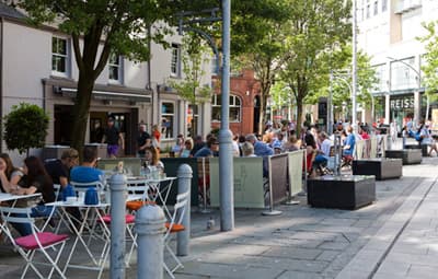 Belebte Straßencafés in Cardiff