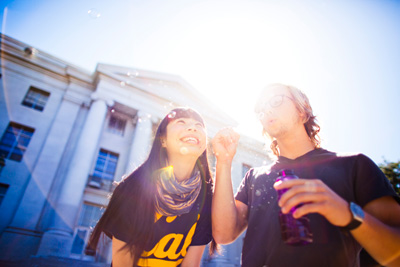 Studenten vor der Universitätsbibliothek der UC Berkeley