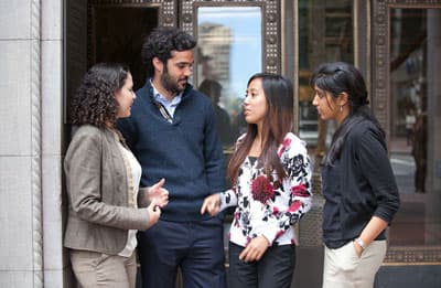 Studierende diskutieren auf dem Campus der UC Berkeley.