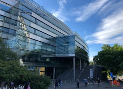 Die Vorderseite des futuristischen Business Gebäudes der University of Auckland