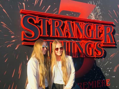 Julia und Lena bei der Premiere von Stranger Things