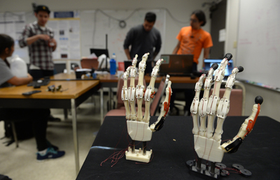 Arbeit mit Handprothesen im Bereich Biomedical Engineering