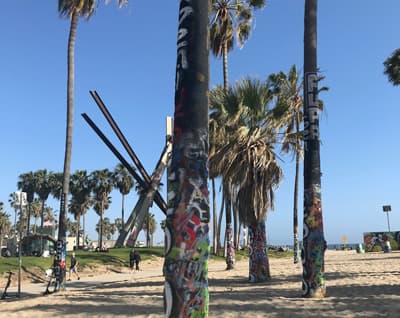 Palmen, Sand, Graffiti und eine Skulptur in Kalifornien