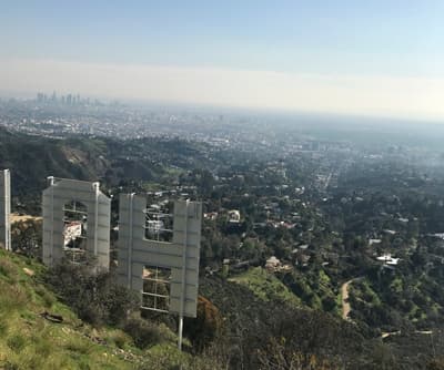 Blick auf Los Angeles über das Hollywood Sign hinweg