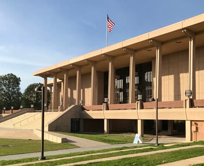 Die berühmte Oviatt Library auf dem Campus der CSUN mit amerikanischer Flagge auf dem Dach