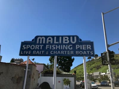 Schild mit der Aufschrift: "Malibu sport fishing pier"