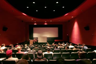 Ein rotverkleideter Kinosaal dient an der CSUN als Hörsaal