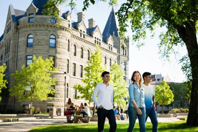 Studierende schlendern über den Campus der University of Winnipeg.