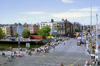 Viele Menschen, Busse etc. in den Straßen Dublins