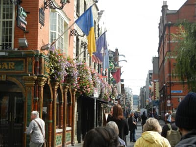 Belebte Gasse mit bunten Pub-Fassaden in Dublin