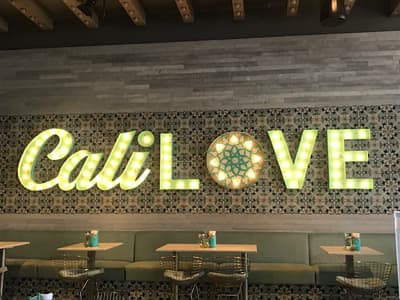 Trendiges Restaurant mit "Cali Love" Schriftzug