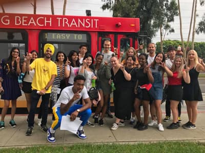 Studierende der CSUDH vor dem Beach Transit Bus