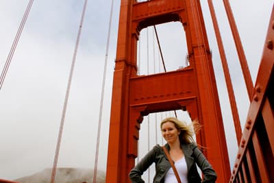 Junge Frau auf Golden Gate Bridge